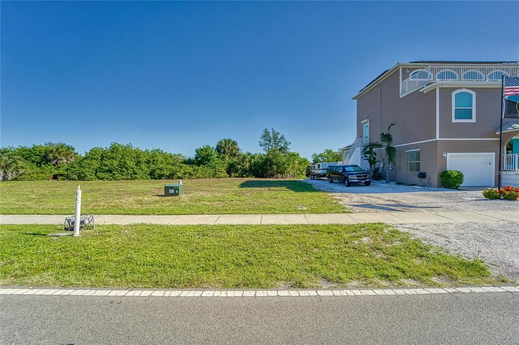 На продажу: $1,250,000 (0.83 acres)