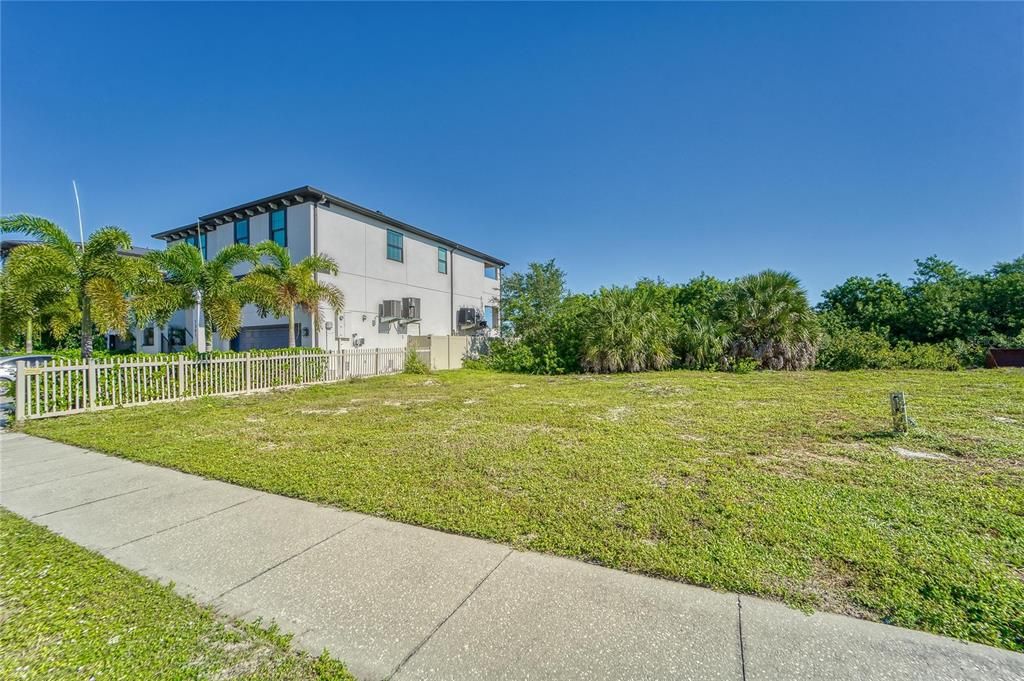 На продажу: $1,250,000 (0.83 acres)