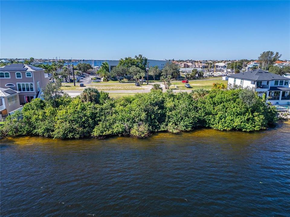 На продажу: $1,250,000 (0.83 acres)