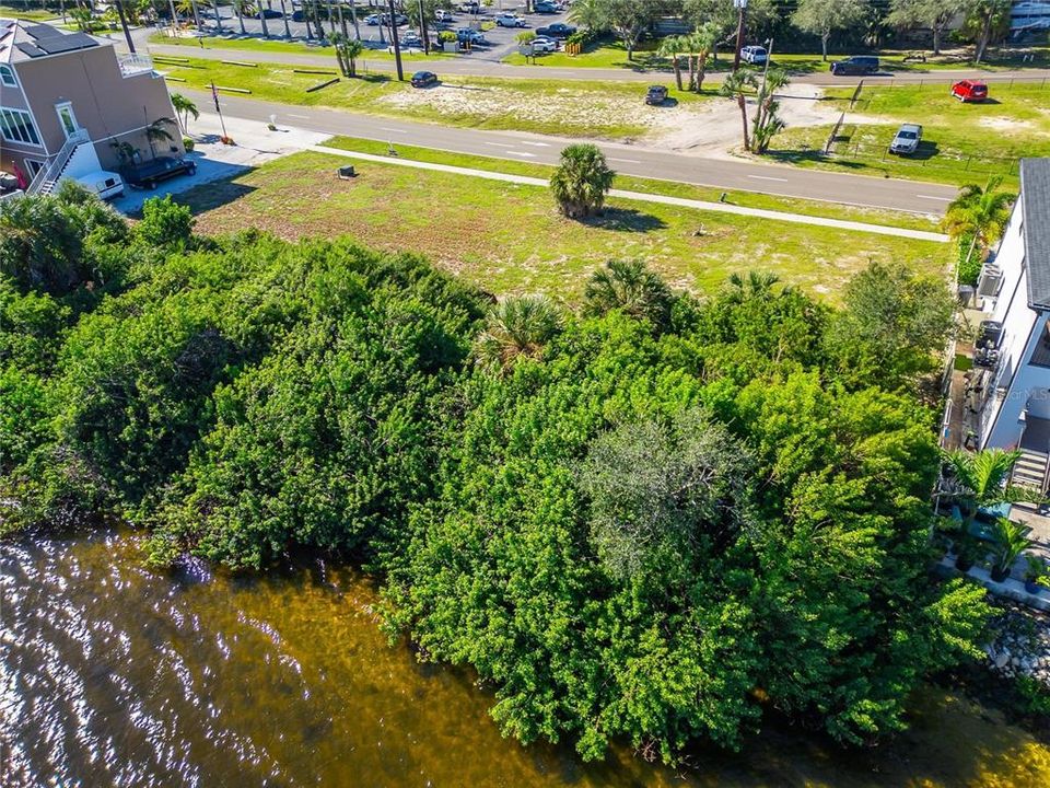 На продажу: $1,250,000 (0.83 acres)