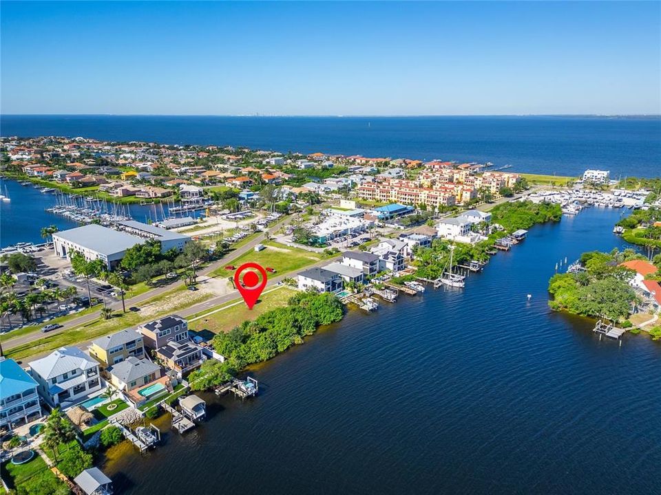 На продажу: $1,250,000 (0.83 acres)