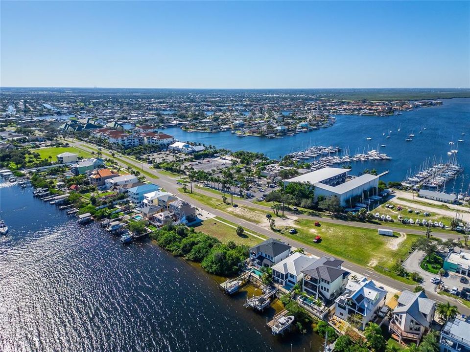 На продажу: $1,250,000 (0.83 acres)