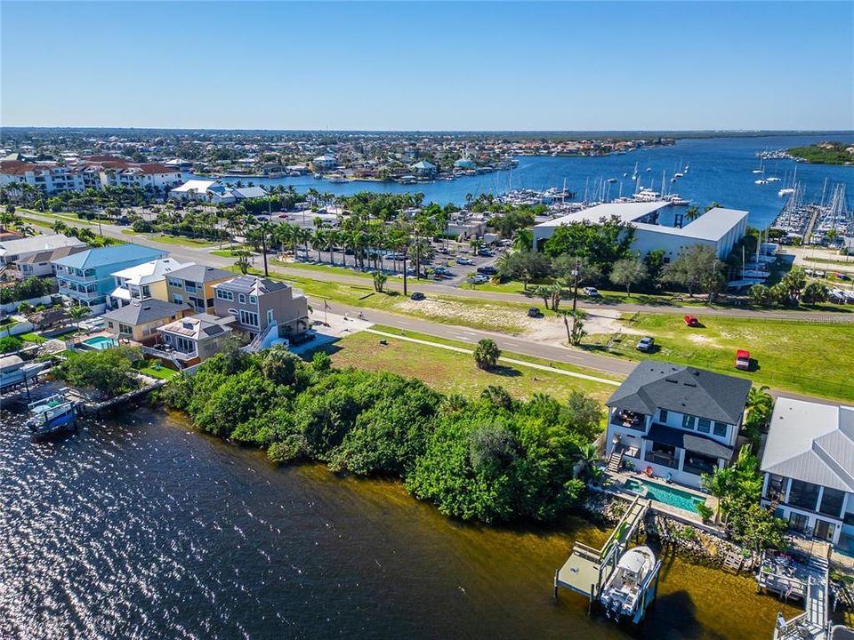 На продажу: $1,250,000 (0.83 acres)
