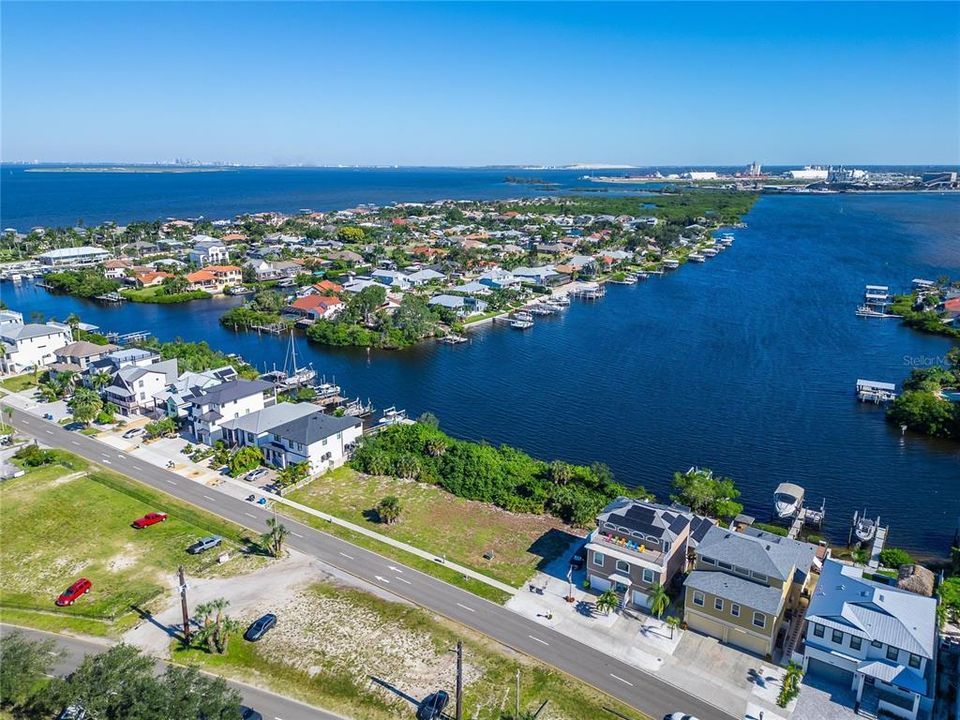 На продажу: $1,250,000 (0.83 acres)