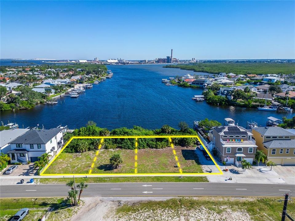 На продажу: $1,250,000 (0.83 acres)