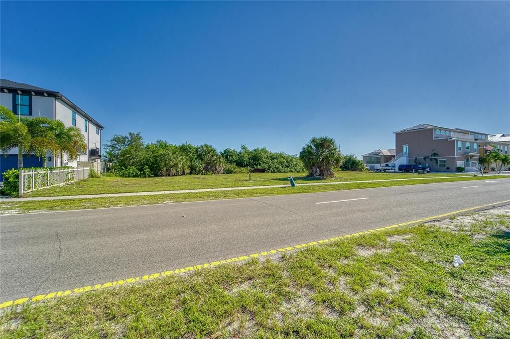 На продажу: $1,250,000 (0.83 acres)