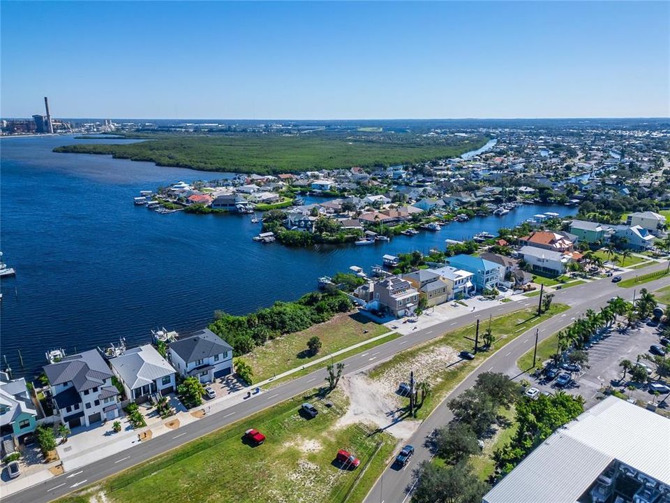 На продажу: $1,250,000 (0.83 acres)