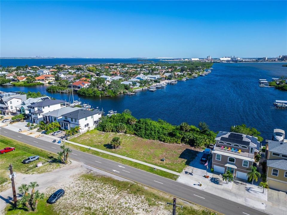 На продажу: $1,250,000 (0.83 acres)