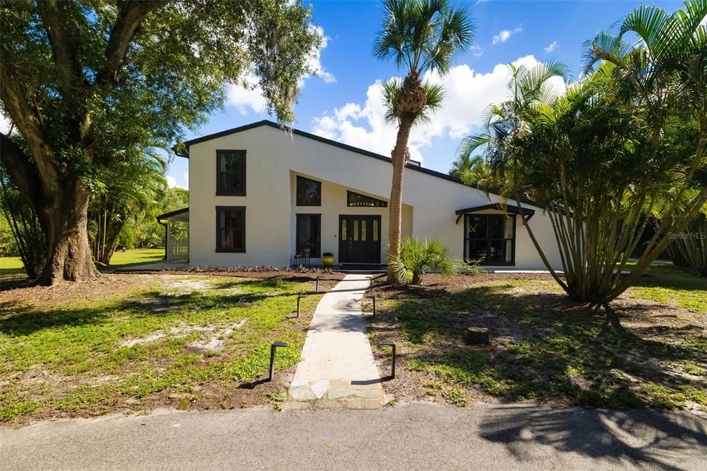 En Venta: $1,100,000 (4 camas, 3 baños, 2770 Pies cuadrados)