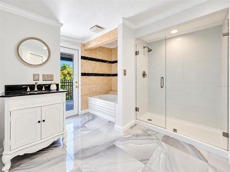 En Venta: $1,100,000 (4 camas, 3 baños, 2770 Pies cuadrados)