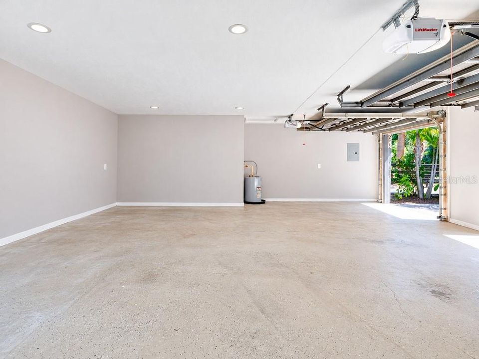 En Venta: $1,100,000 (4 camas, 3 baños, 2770 Pies cuadrados)