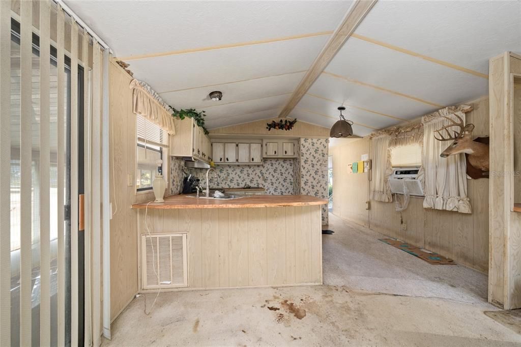 На продажу: $140,000 (2 спален, 1 ванн, 728 Квадратных фут)