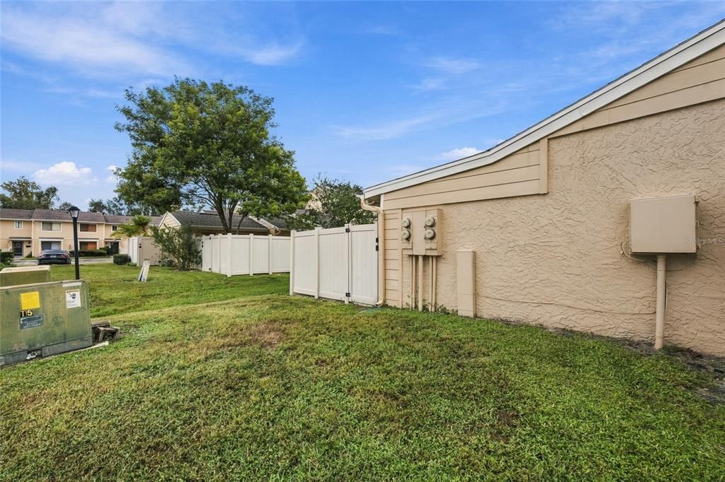 For Sale: $158,000 (1 beds, 1 baths, 923 Square Feet)