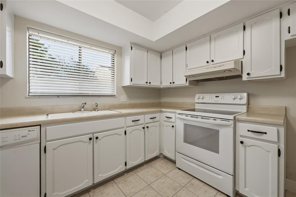 For Sale: $158,000 (1 beds, 1 baths, 923 Square Feet)