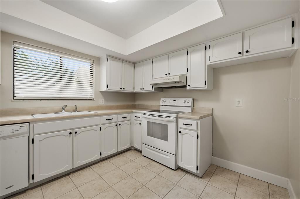 For Sale: $158,000 (1 beds, 1 baths, 923 Square Feet)