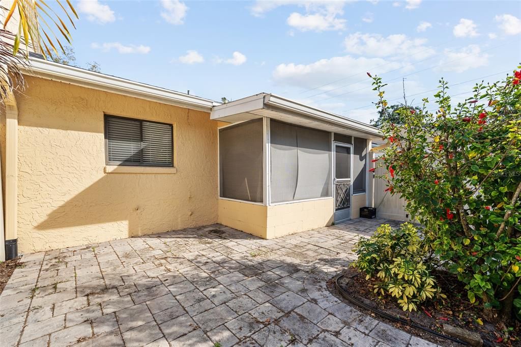 For Sale: $158,000 (1 beds, 1 baths, 923 Square Feet)