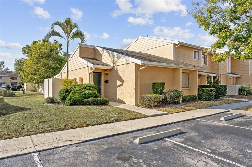 For Sale: $158,000 (1 beds, 1 baths, 923 Square Feet)