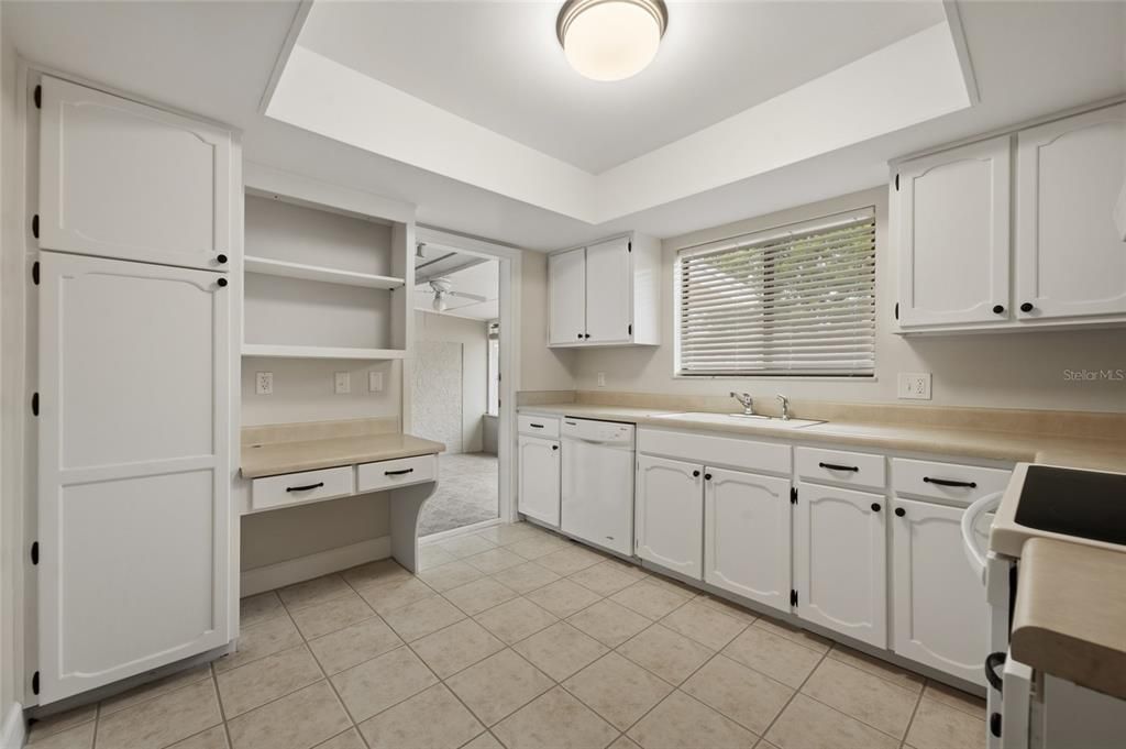 For Sale: $158,000 (1 beds, 1 baths, 923 Square Feet)