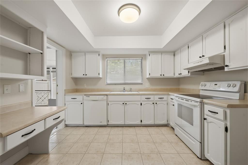 For Sale: $158,000 (1 beds, 1 baths, 923 Square Feet)