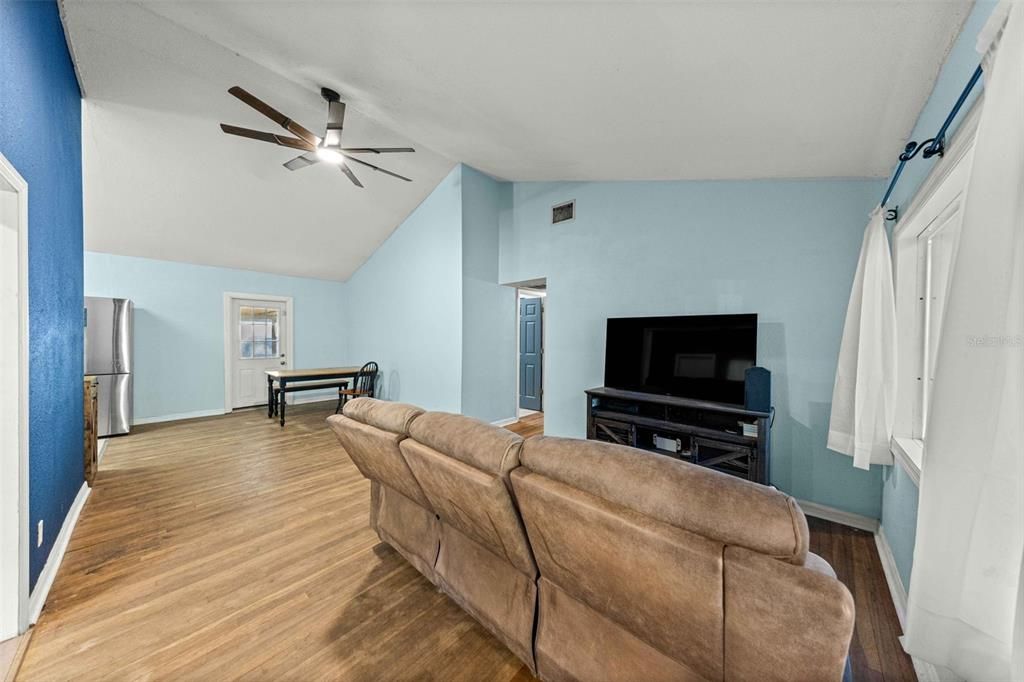 For Sale: $189,000 (3 beds, 1 baths, 1316 Square Feet)