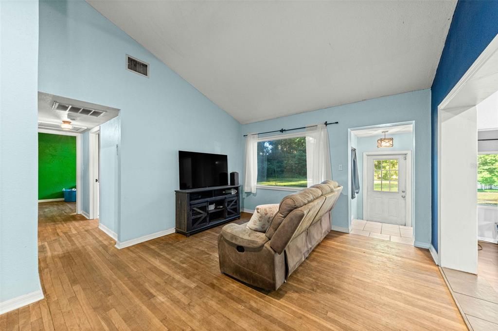 For Sale: $189,000 (3 beds, 1 baths, 1316 Square Feet)