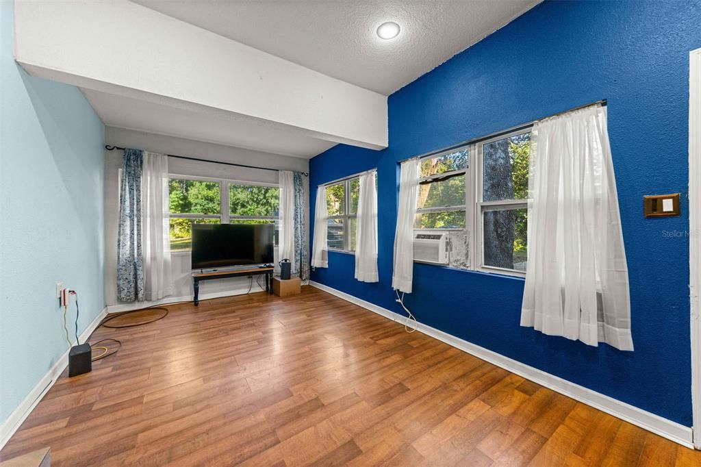 For Sale: $189,000 (3 beds, 1 baths, 1316 Square Feet)