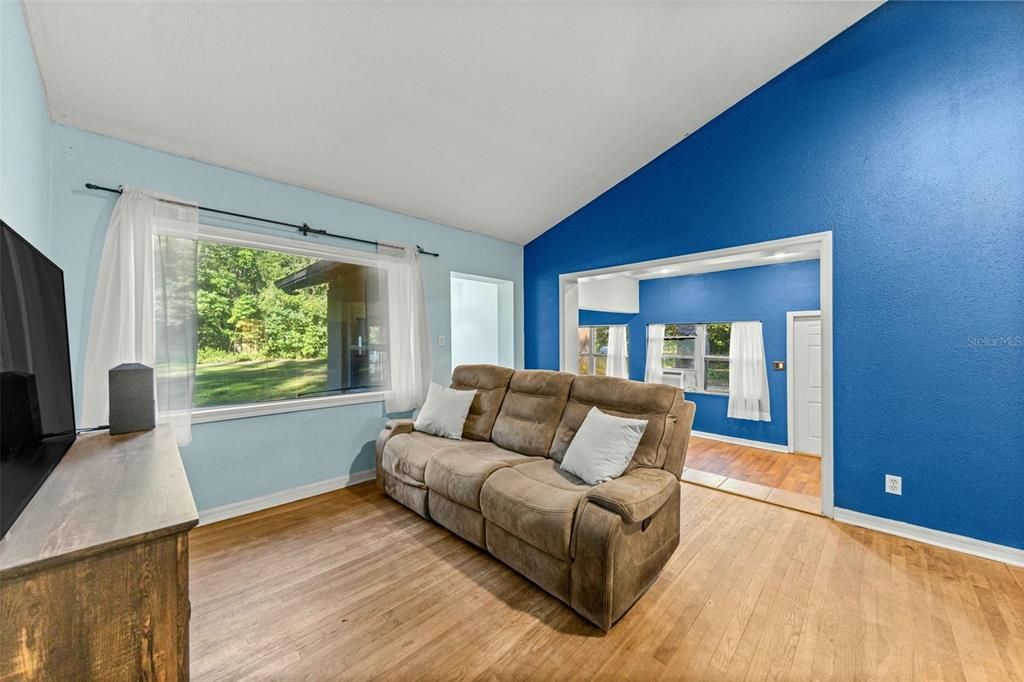 For Sale: $189,000 (3 beds, 1 baths, 1316 Square Feet)
