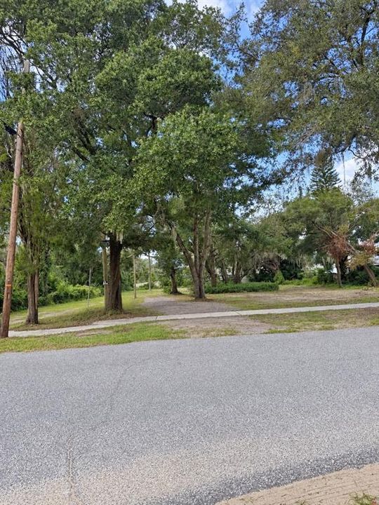 待售: $299,000 (0.90 acres)