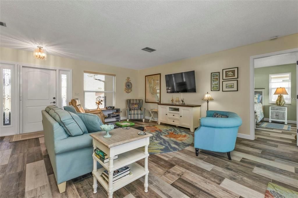 For Sale: $449,000 (2 beds, 2 baths, 1286 Square Feet)