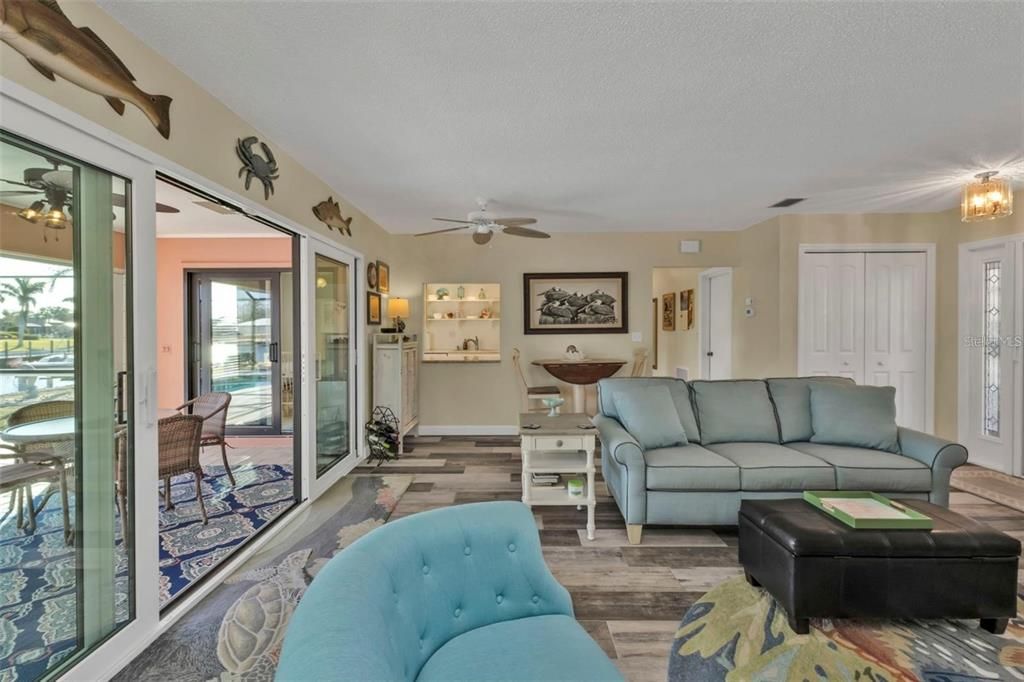 For Sale: $449,000 (2 beds, 2 baths, 1286 Square Feet)