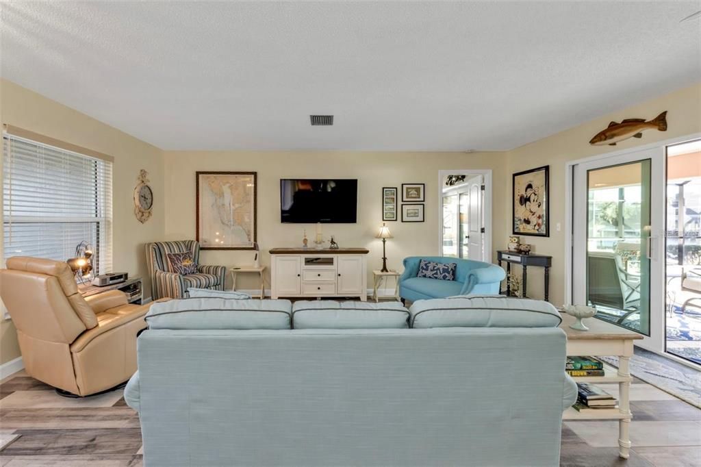 For Sale: $449,000 (2 beds, 2 baths, 1286 Square Feet)