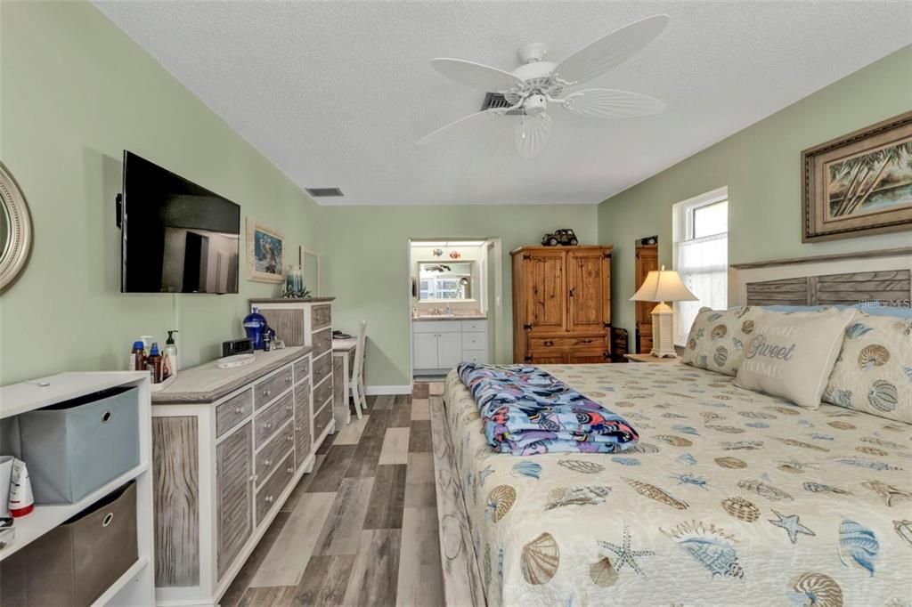 For Sale: $449,000 (2 beds, 2 baths, 1286 Square Feet)