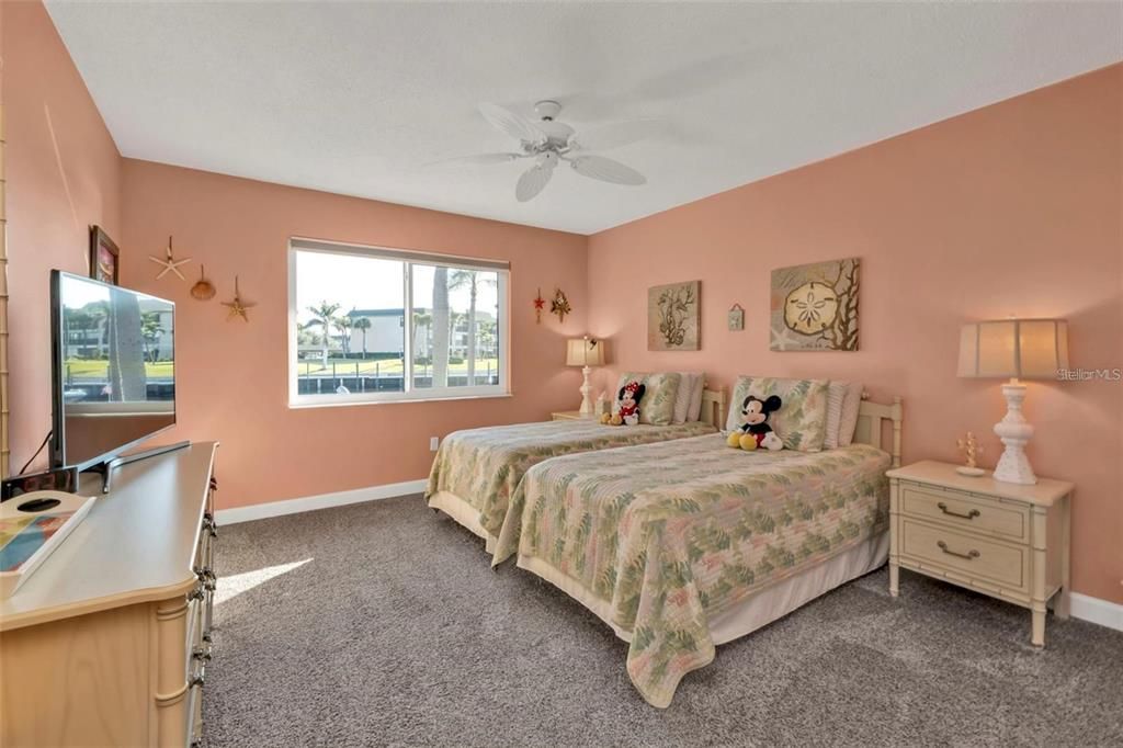 For Sale: $449,000 (2 beds, 2 baths, 1286 Square Feet)