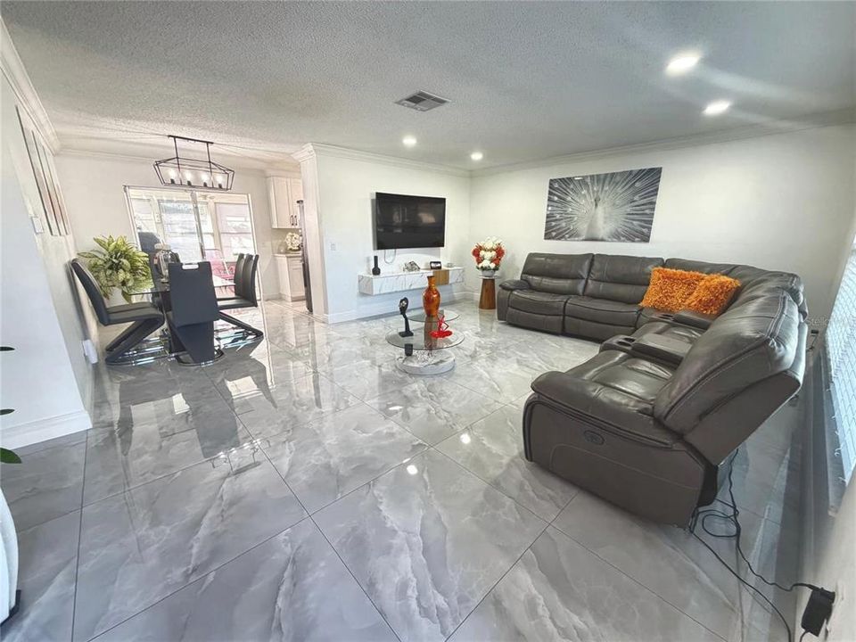 For Sale: $369,900 (3 beds, 3 baths, 1552 Square Feet)