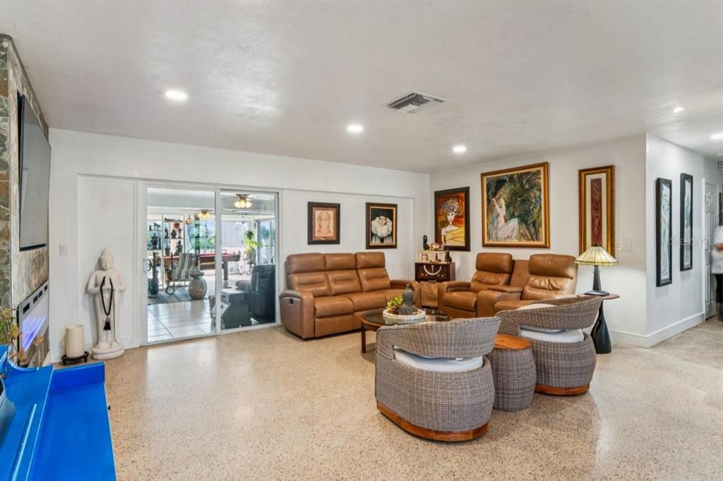 En Venta: $499,000 (3 camas, 2 baños, 2137 Pies cuadrados)