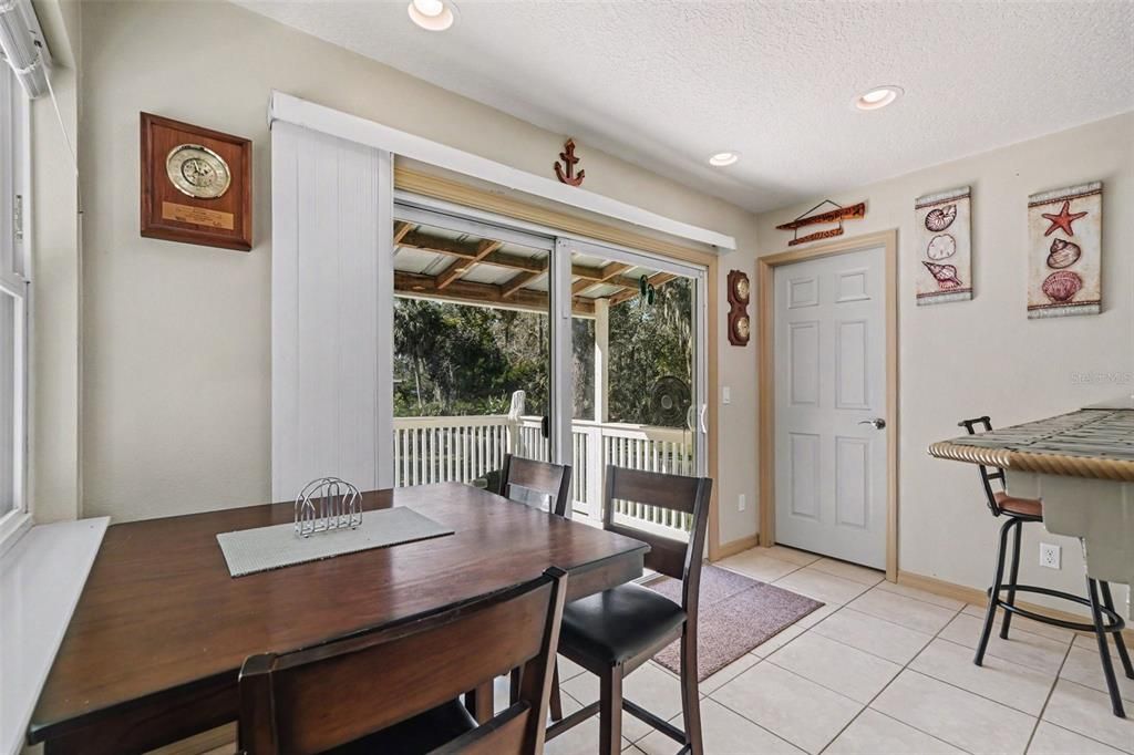 For Sale: $550,000 (2 beds, 2 baths, 972 Square Feet)
