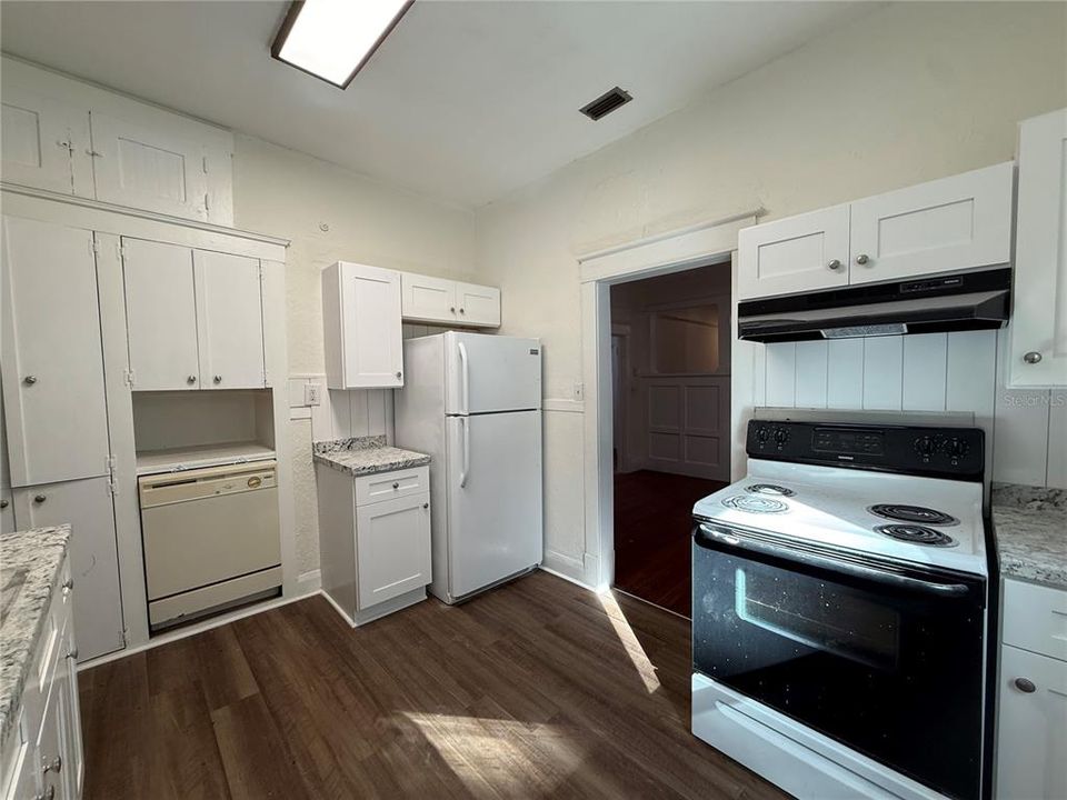 For Sale: $359,900 (2 beds, 2 baths, 2104 Square Feet)