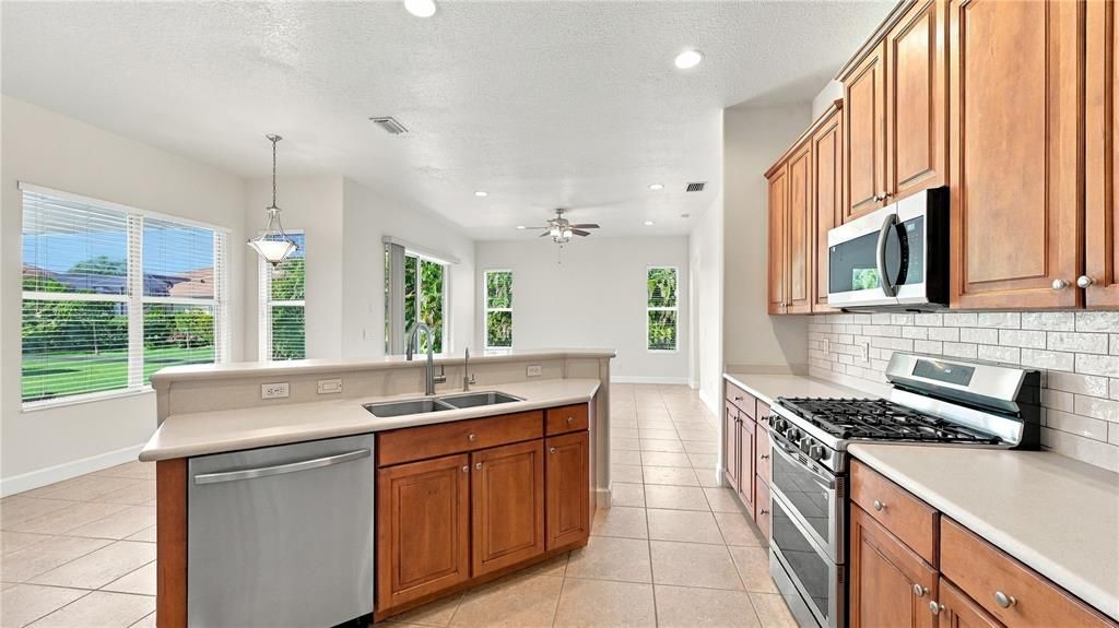 En Venta: $619,000 (4 camas, 3 baños, 2278 Pies cuadrados)