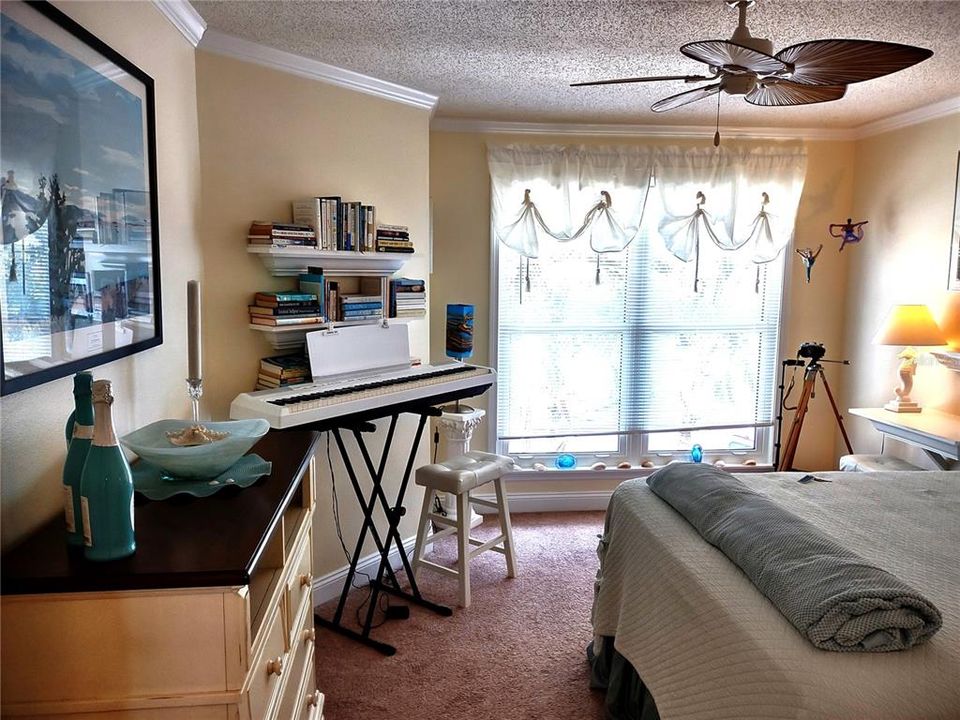 For Sale: $299,999 (2 beds, 2 baths, 1096 Square Feet)