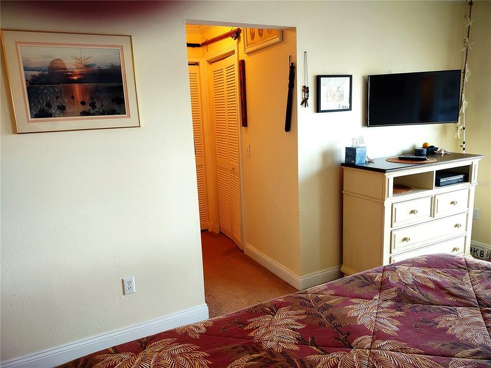 For Sale: $299,999 (2 beds, 2 baths, 1096 Square Feet)