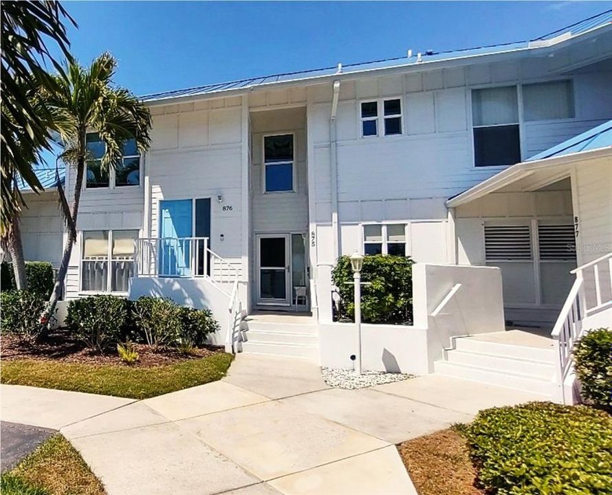 For Sale: $299,999 (2 beds, 2 baths, 1096 Square Feet)