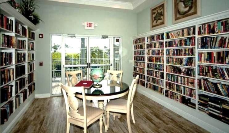 For Sale: $299,999 (2 beds, 2 baths, 1096 Square Feet)