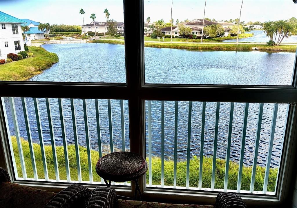 For Sale: $299,999 (2 beds, 2 baths, 1096 Square Feet)