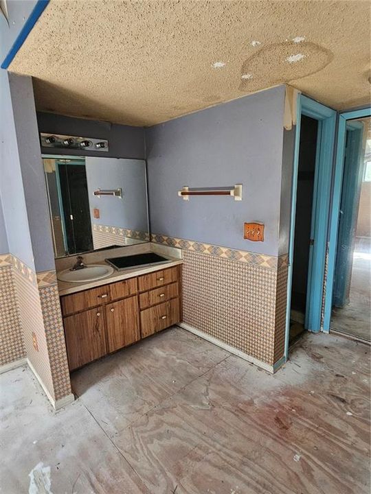 For Sale: $199,900 (2 beds, 2 baths, 1008 Square Feet)