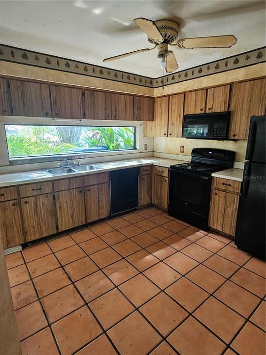 For Sale: $199,900 (2 beds, 2 baths, 1008 Square Feet)
