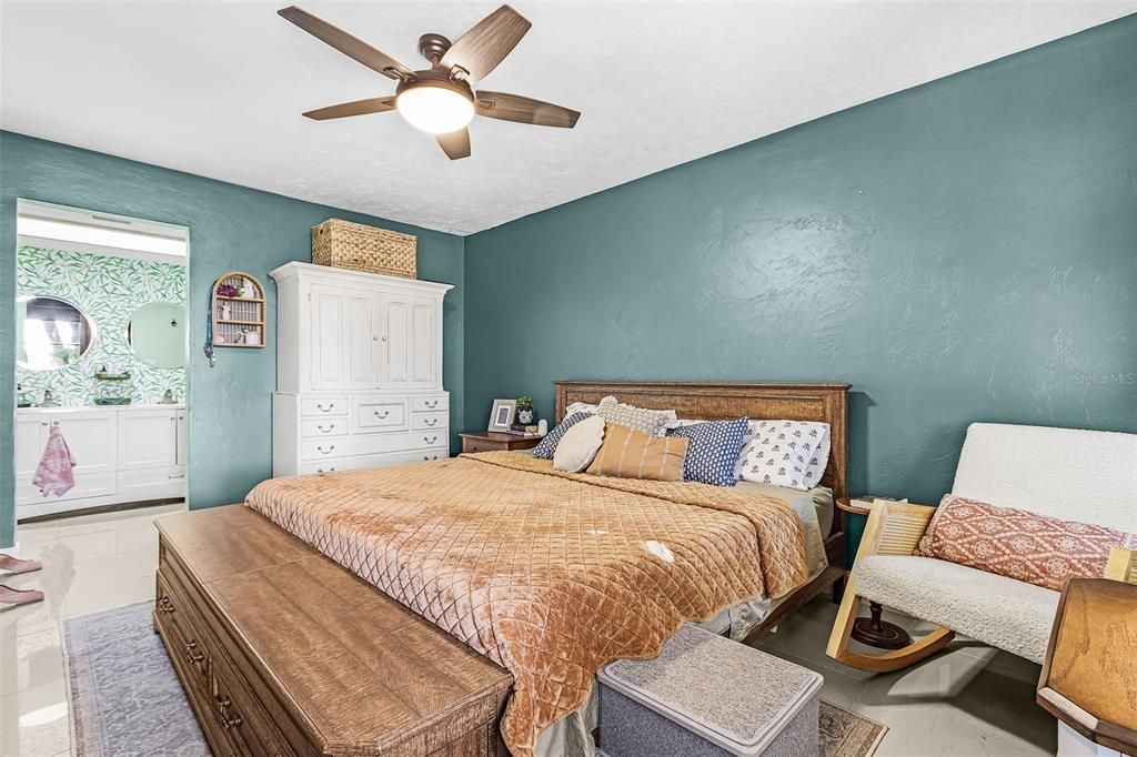 For Sale: $274,999 (2 beds, 2 baths, 1056 Square Feet)
