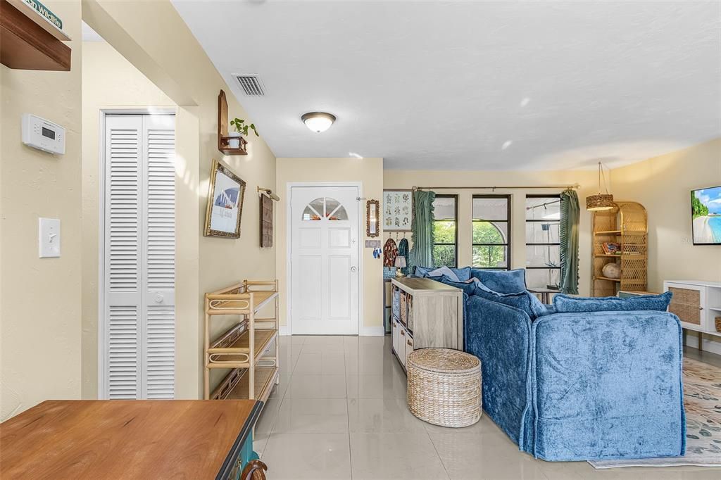 For Sale: $274,999 (2 beds, 2 baths, 1056 Square Feet)
