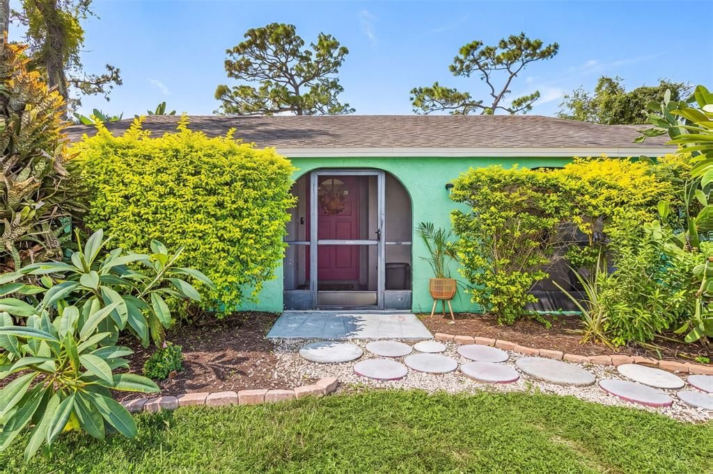 For Sale: $274,999 (2 beds, 2 baths, 1056 Square Feet)