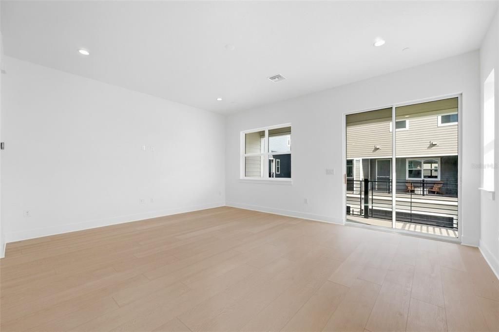 En Venta: $695,000 (3 camas, 3 baños, 2002 Pies cuadrados)