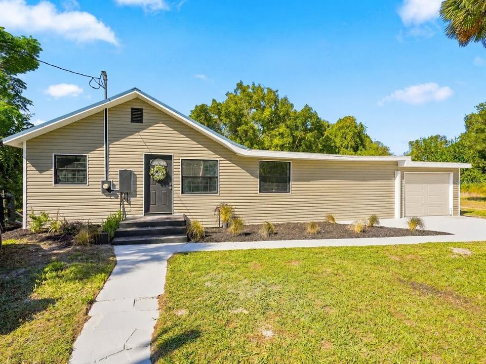 For Sale: $249,900 (3 beds, 2 baths, 1327 Square Feet)